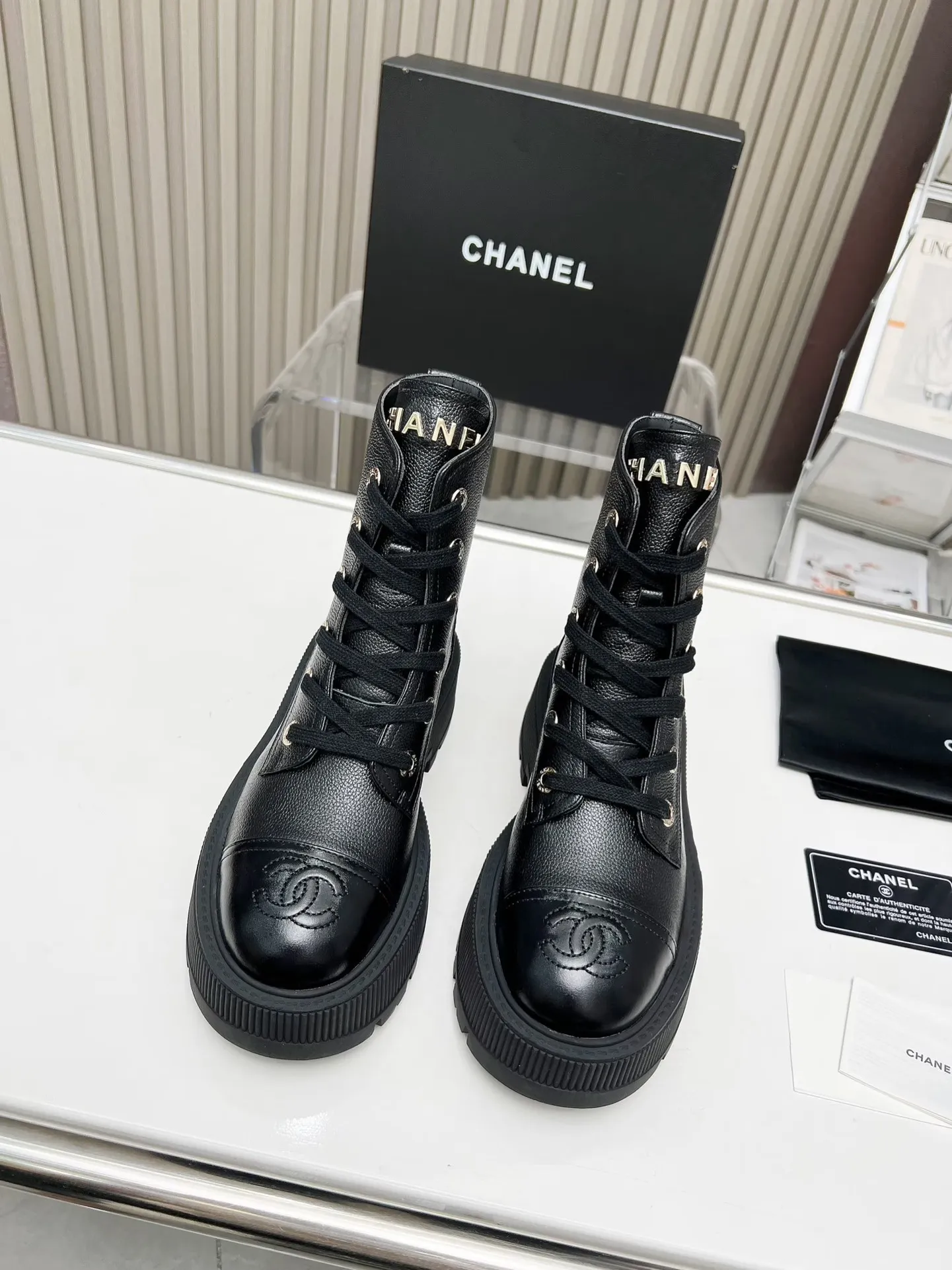 👟👟Ex-factory price 560👟👟 Women's shoes, women's clothing, autumn and winter new Chanel Chanel ankle boots original model opening✅ strap design is super easy to put on and take off, the toe logo is electro-embroidered, the tongue is also a metal brand logo, fabric: special material, lining/foot pad: cow lining, ultra-light rubber non-slip and wear-resistant outsole, color: black, white, blue, code number: 34-41 (34, 41) Need to be customized) Packaging: bag card